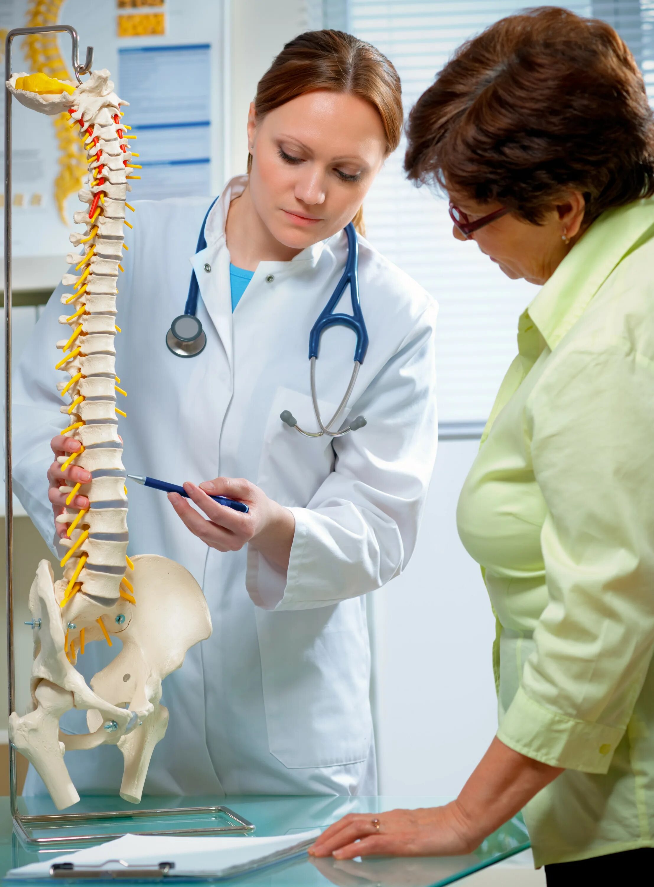 обследование позвоночника и суставов. врач спина позвоночник. сколиоз жалобы у детей. консультация мануального терапевта. неврология позвоночник.