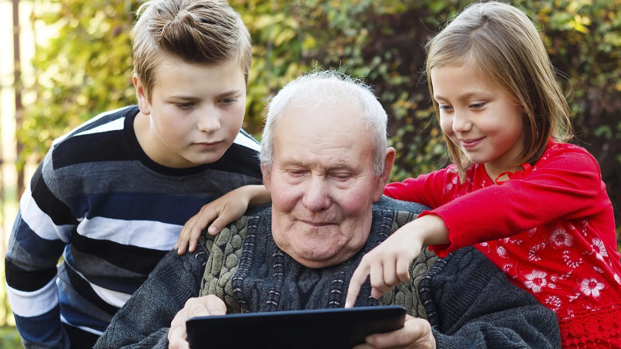 Помочь дедам. Мальчик помогает дедушке. Дедушка несет сумки. Агрессия у пожилых. Человек помогает дедушке.