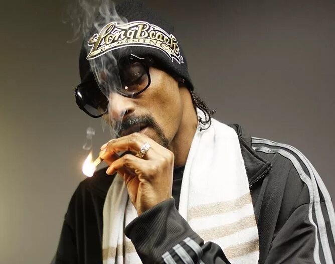 Снуп курил. Снуп дог. Snoop Dogg 2023. Снуп дог фото. Снуп дог в Панаме.