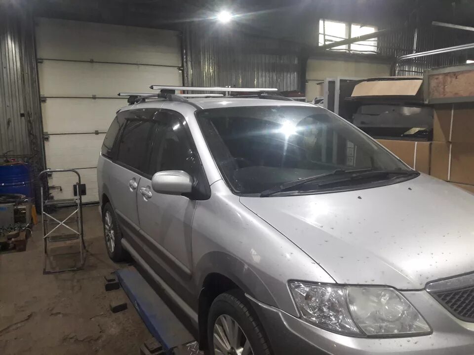 Крыша мазда мпв. Рейлинги на мазда мпв 2. mazda mpv багажник на крышу. багажник на крышу мазда мпв 2000. мазда мпв 2009 год багажник на крышу.