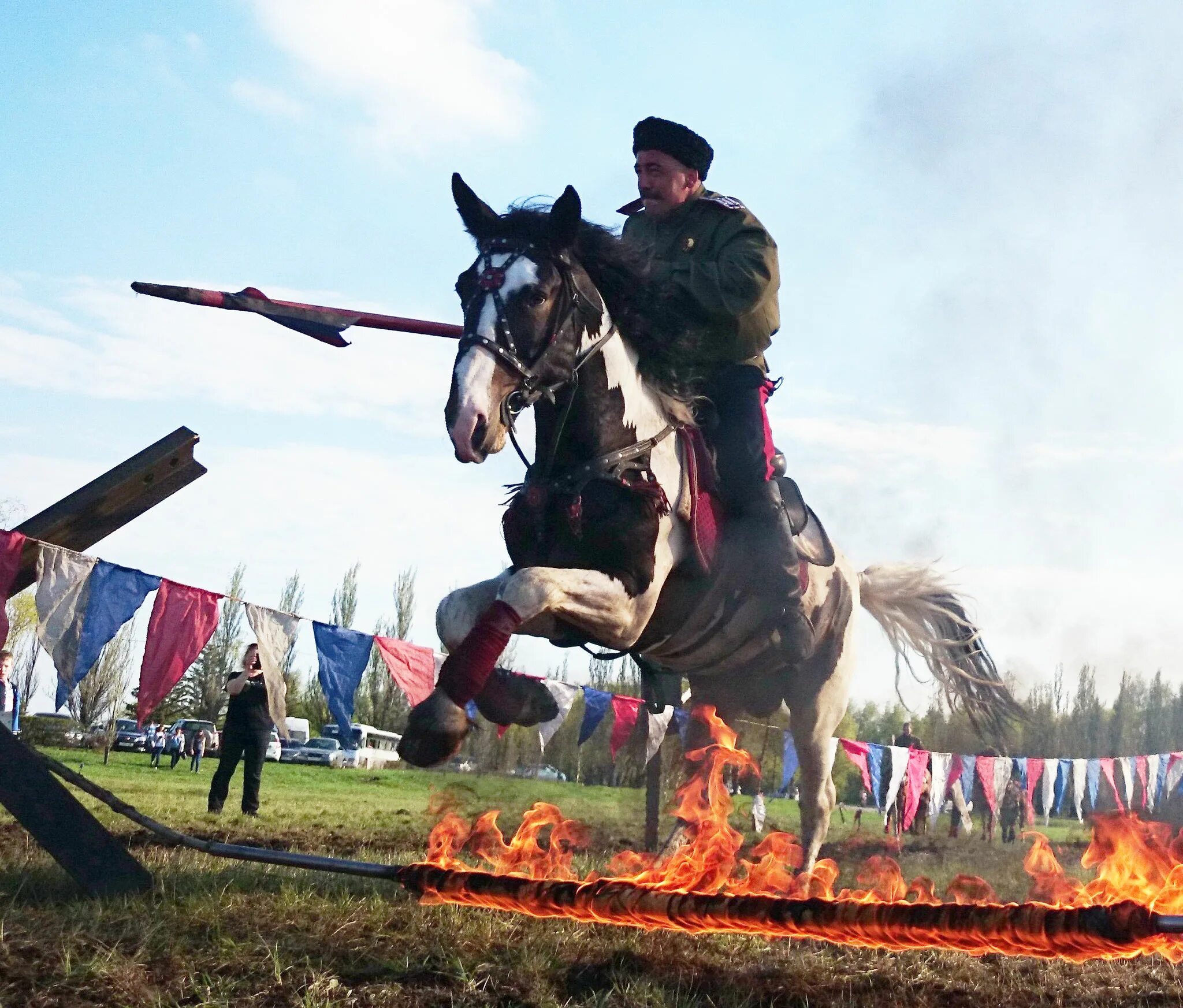 всадник. кубанские казаки в великой отечественной войне. казак с шашкой. казаки на лошадях с шашками. на коне вороном выезжал.