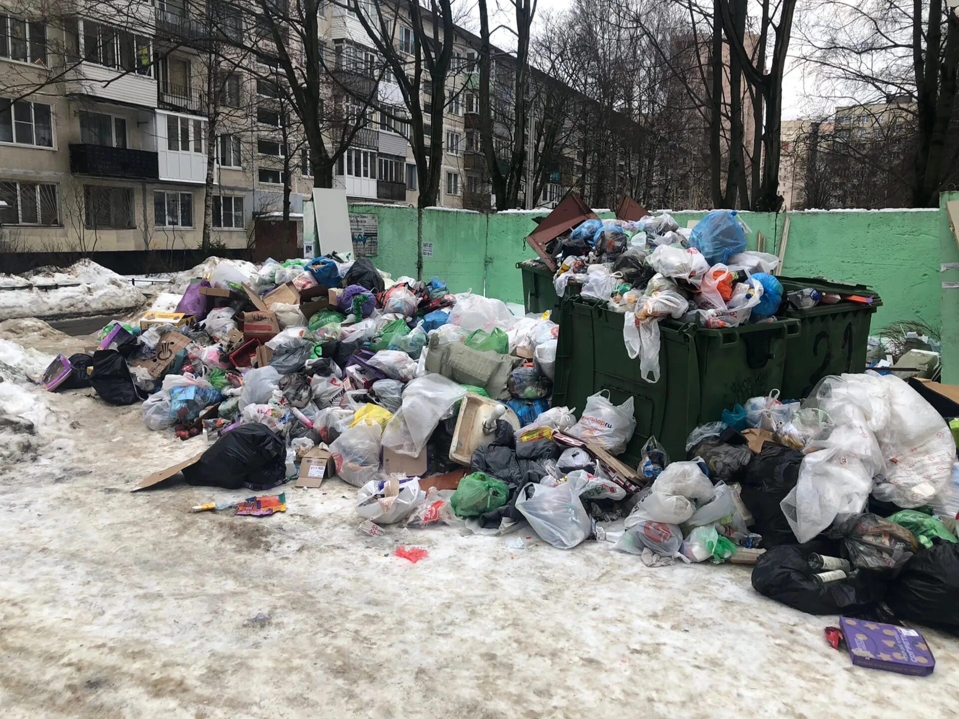 Мусорка во дворе. Мусорки в Санкт-Петербурге.