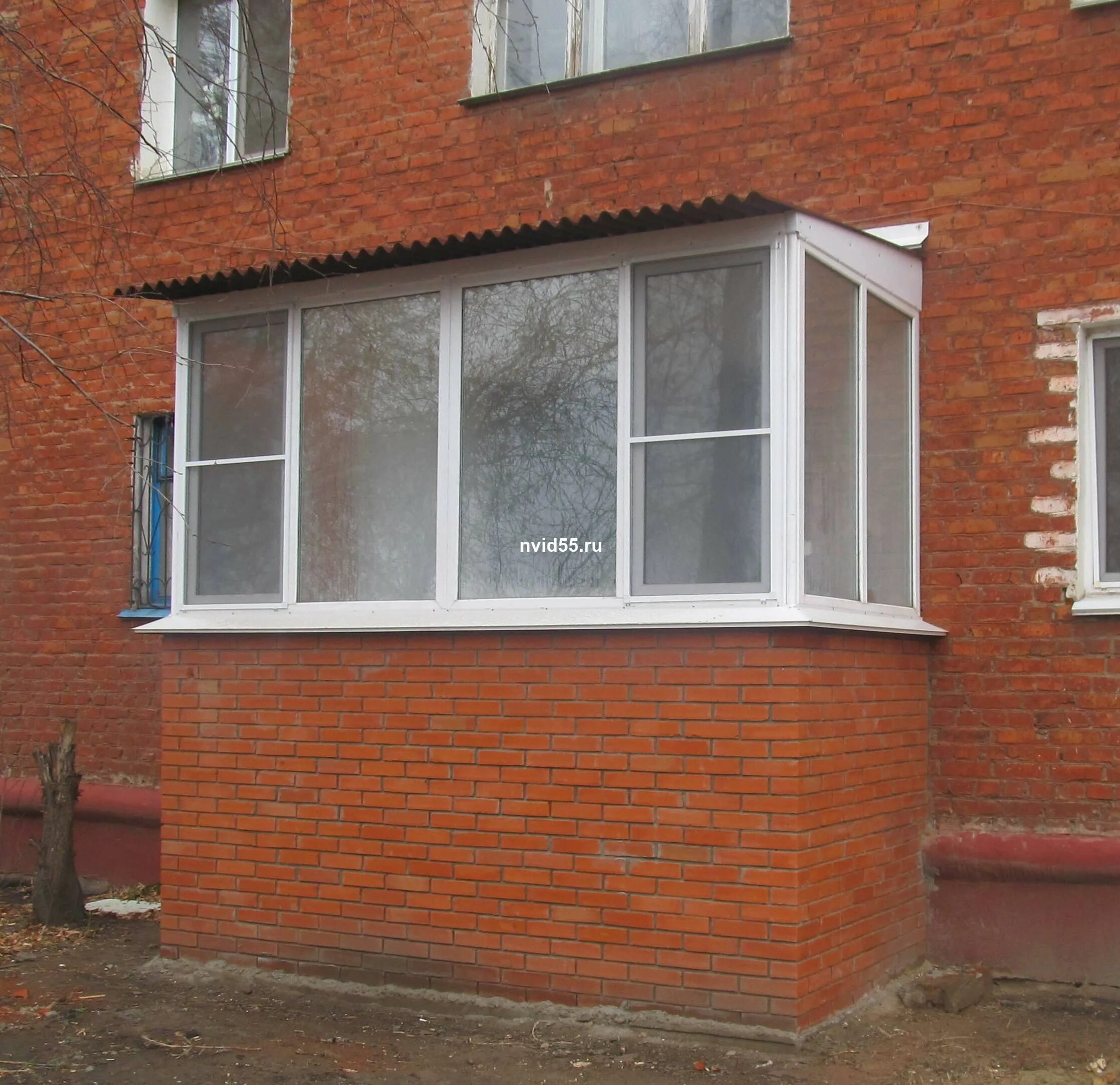 Кирпичный фасад с красными окнами. Лоджия на 1 этаже. Клинкер на балконе. Веранда из кирпича. Отделка балкона кирпичом.