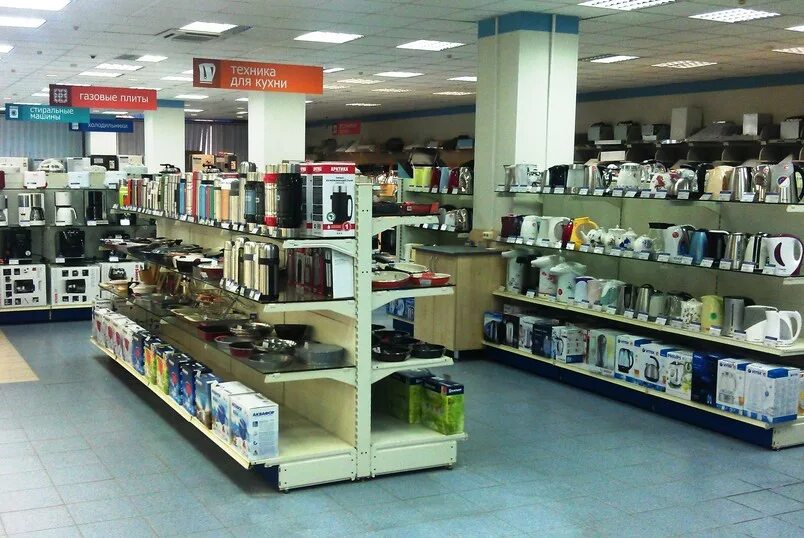 Товары в магазине техники. Стеллажи для магазина бытовой техники. Полки для бытовой техники в магазине. Магазин склад бытовой техники. Выкладка бытовой техники в торговом зале.