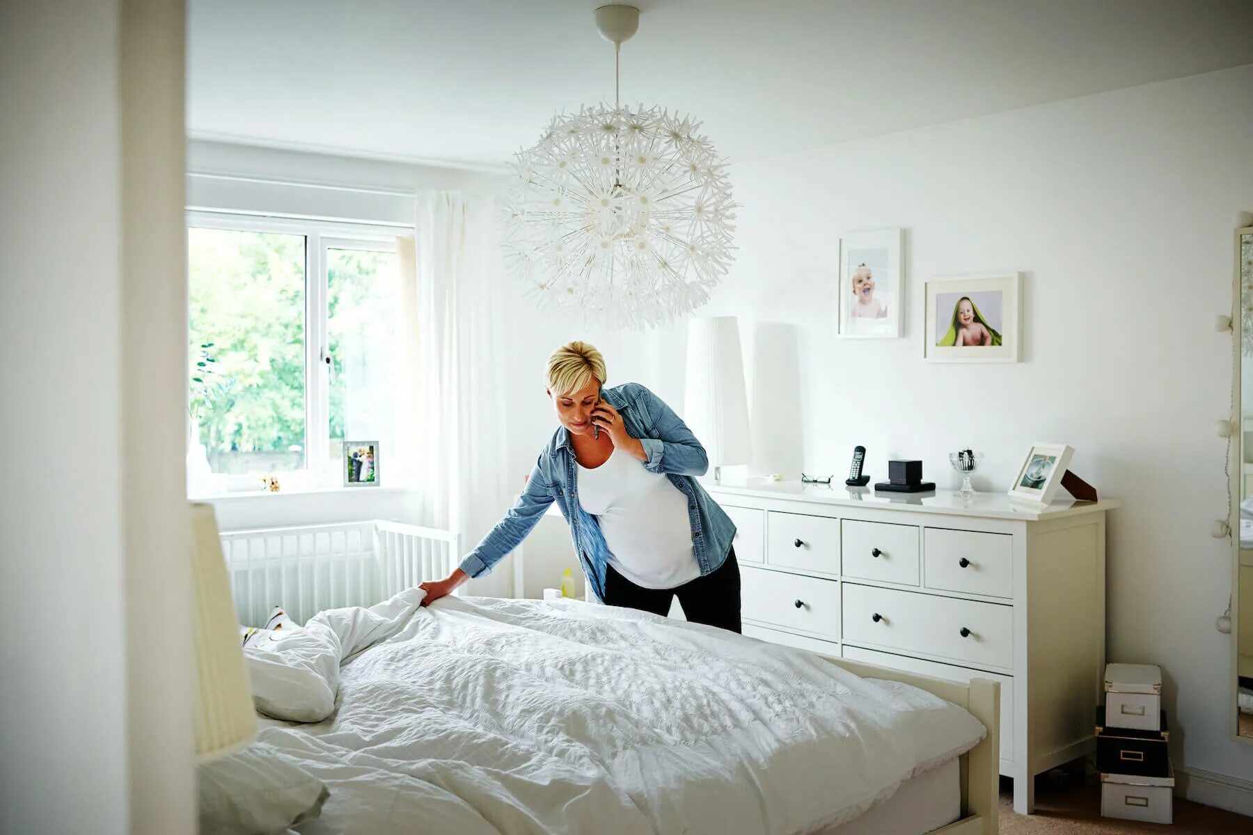 Мама заправляет кровать. Заправь кровать. Женщина меняет постельное белье. Заправил маму. Уборка постели.