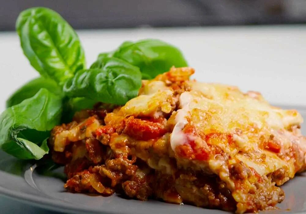 Мясная лазанья шоколадница. Лазанья болоньезе. Лазанья (lasagna) италии. Лазанья с соусом болоньезе. Лазанья arrighi.