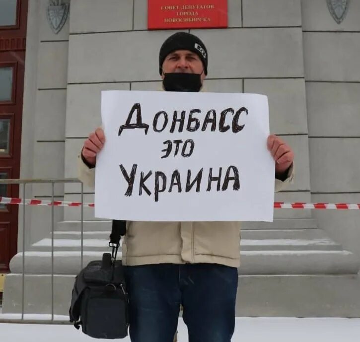Одиночный пикет в Украине. Украинцы с плакатами. Люди с плакатами нет войне. Украинцы пикет против России. Россия не остановится