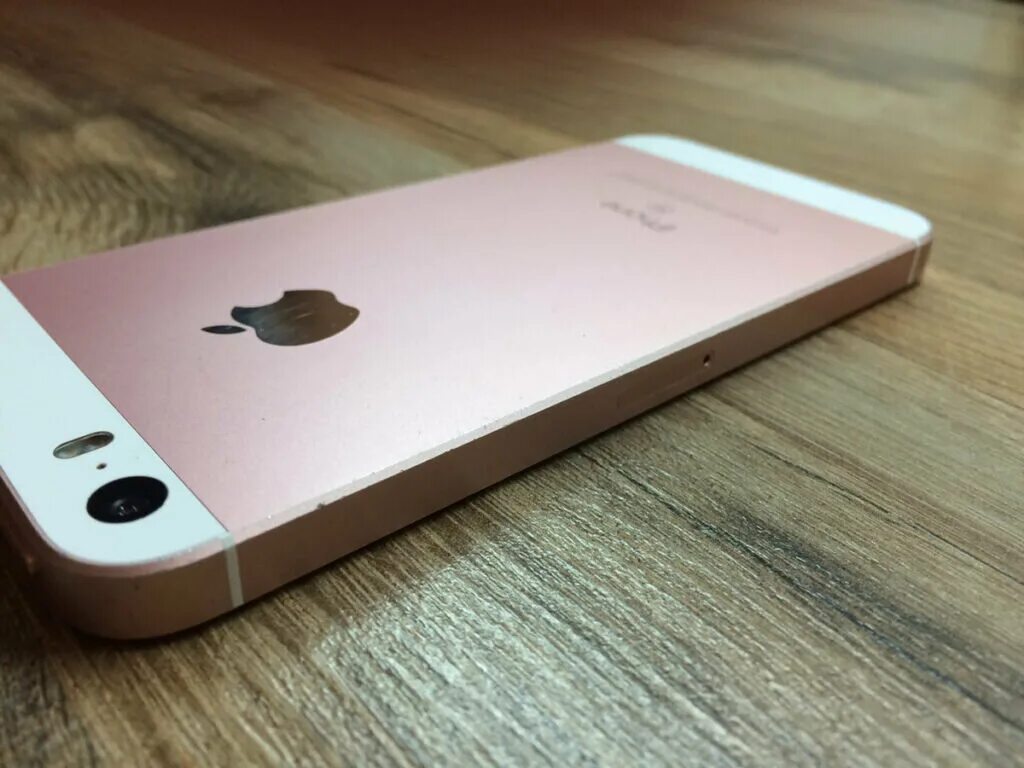 Айфон se память. Айфон se 2016. Iphone se 1-го поколения. Iphone se 2016 года. Айфон се 2016 серебристый.