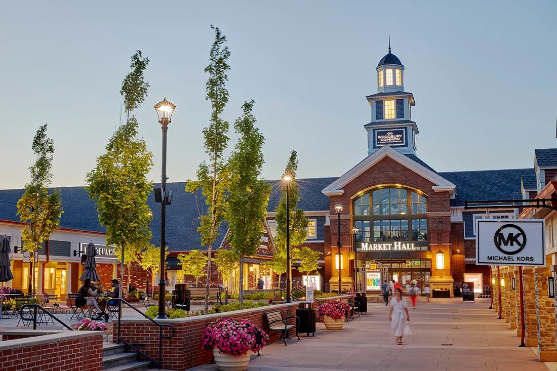 Outlets com. Woodbury common Premium Outlets в Нью-Йорке. Woodbury common Outlet. Woodbury common Premium Outlets внутри. Вудбери город.