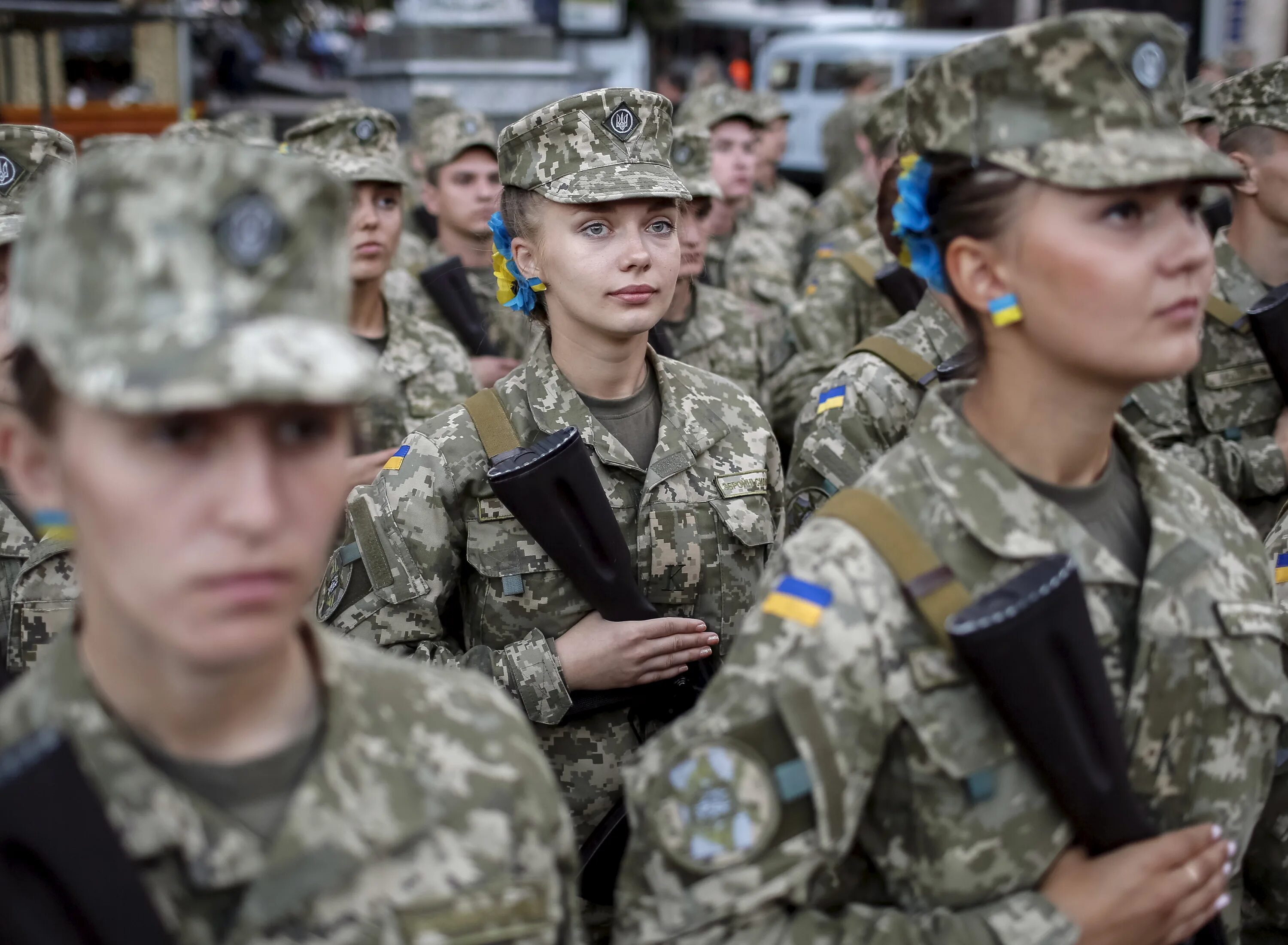 Украина девушки военные. Женщины в украинской армии. Украинская Военная форма. Женщины солдаты Украины. Украинские девушки военные.