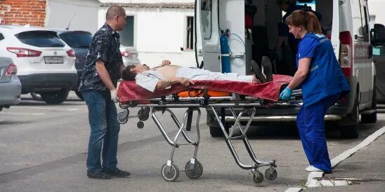 Врачи скорой помощи в квартире. Противоэпидемический костюм. Скорая на вызове. Фельдшер в квартире. Скорая медицинская помощь.