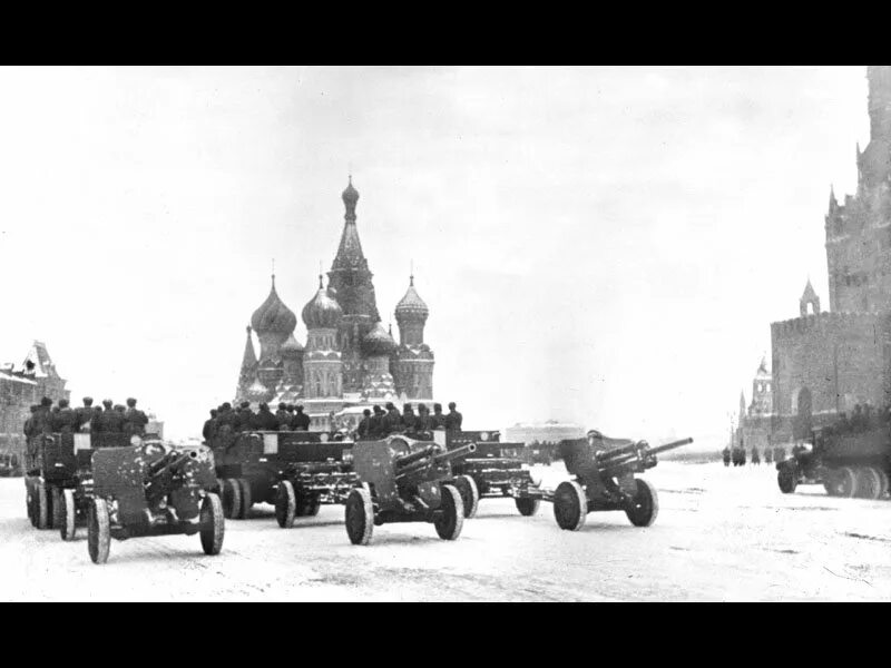 Битва за москву 7 ноября 1941. Москва июль 1941. Парад советских войск на красной площади в москве 1941. Бомбардировщик юнкерс на площади свердлова 1941. В.
