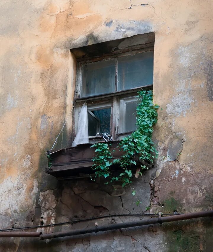 Старая оконная рама. Старое окно изнутри. Окно заброшенного дома. Старое окно видео. Старое окно видео.