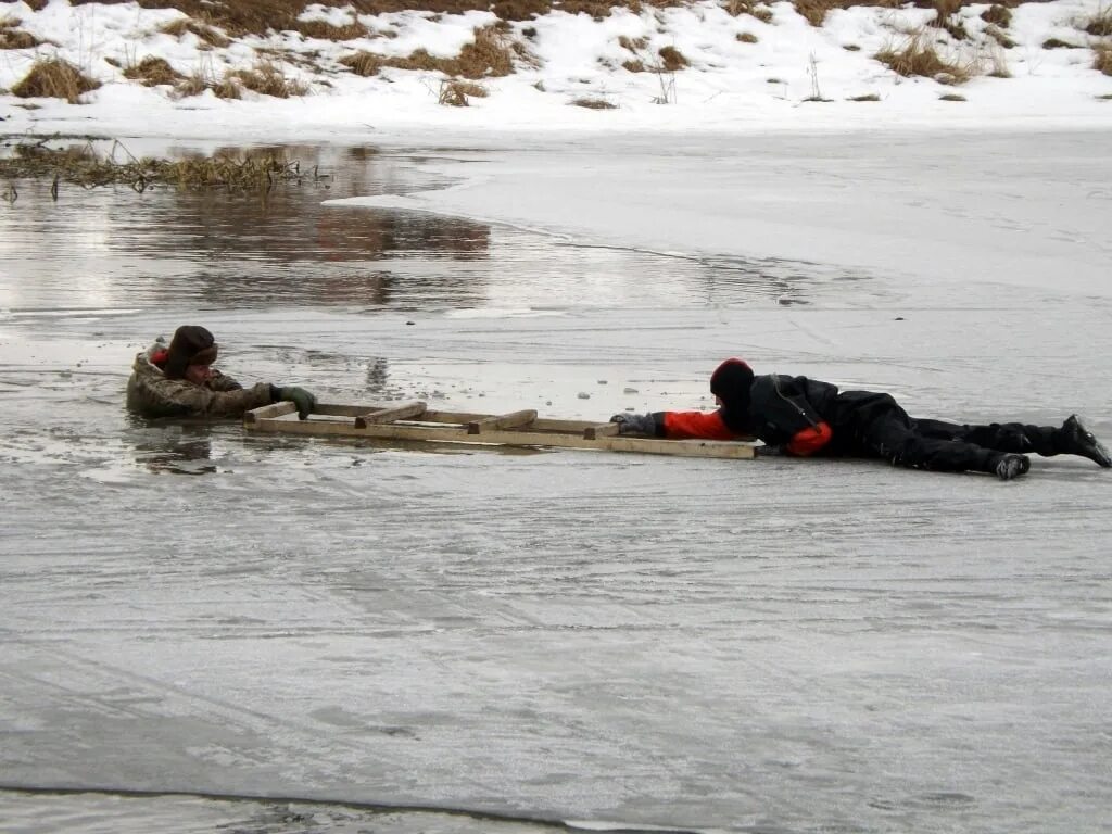 Спасение провалившегося под лед. Человек провалился под лед.