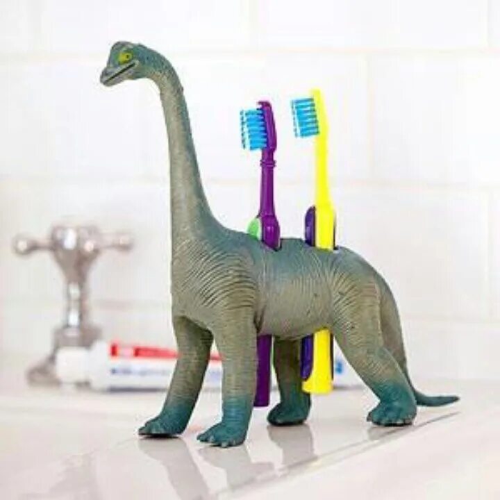 2 жизнь игрушкам. Вторая жизнь старых игрушек. Подставки для зубных щеток динозавры. Декор из старых игрушек. Подставка для щетки динозавр.