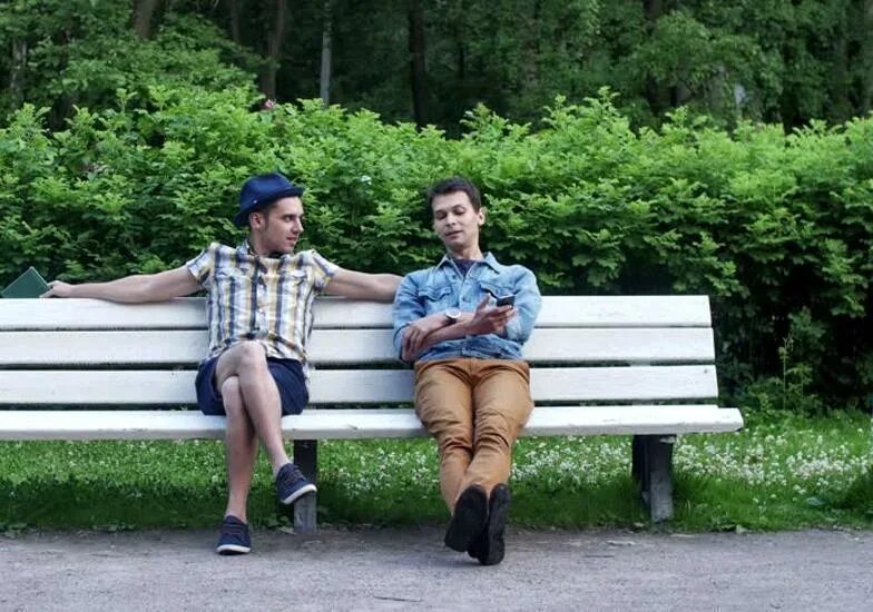 Сидят два мужика. Парень сидит на лавочке. Анекдот про говорящие весы. Сидят два мужика. Друзья парни.