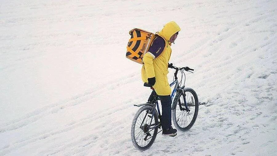 доставщик зимой. яндекс еда. яндекс доставщик.