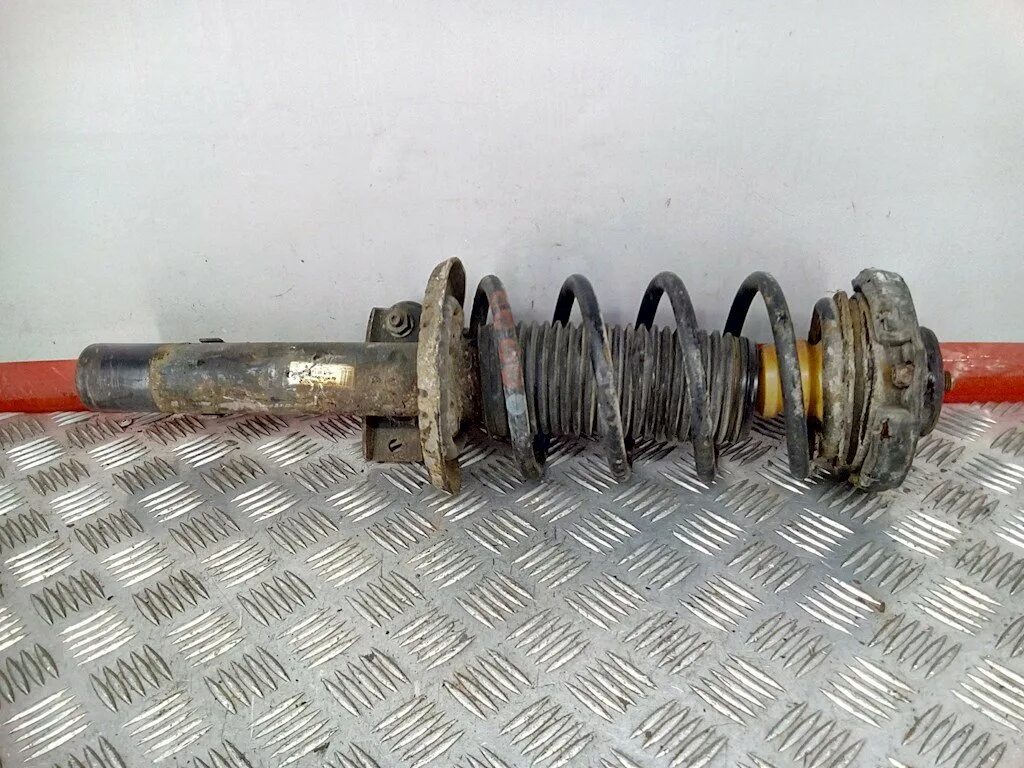 Стойка амортизатора задняя фольксваген поло седан 2013. Передняя стойка фольксваген поло. Стойка передняя фольксваген поло 2013. Передние стойки поло седан 2012. Стойка передняя фольксваген поло -50.