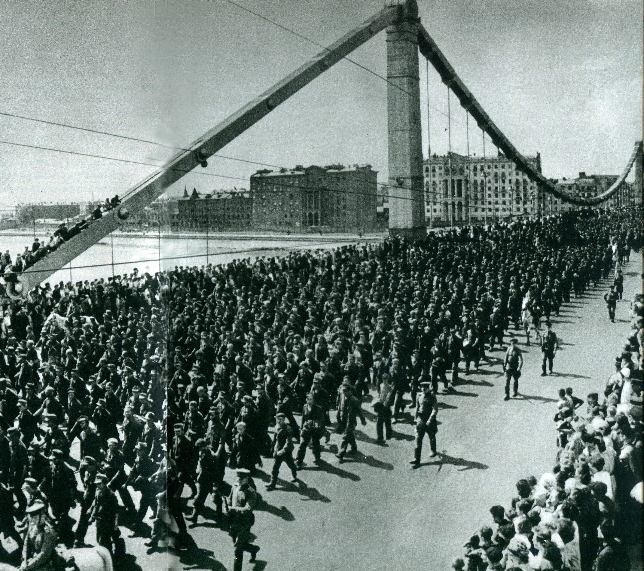 Парад побежденных 17 июля 1944 года. Марш пленных немцев по Москве в 1944. 17 Июля 1944 года марш пленных немцев по Москве. Марш побежденных 1944.