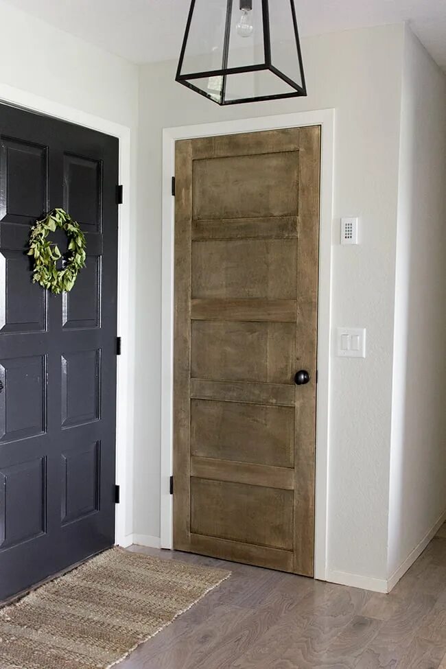 Flat door. Карман на входную дверь. Покраска двери соты. Покраска дверей на даче. Дизайн дома с деревянными дверями и черными ручками.