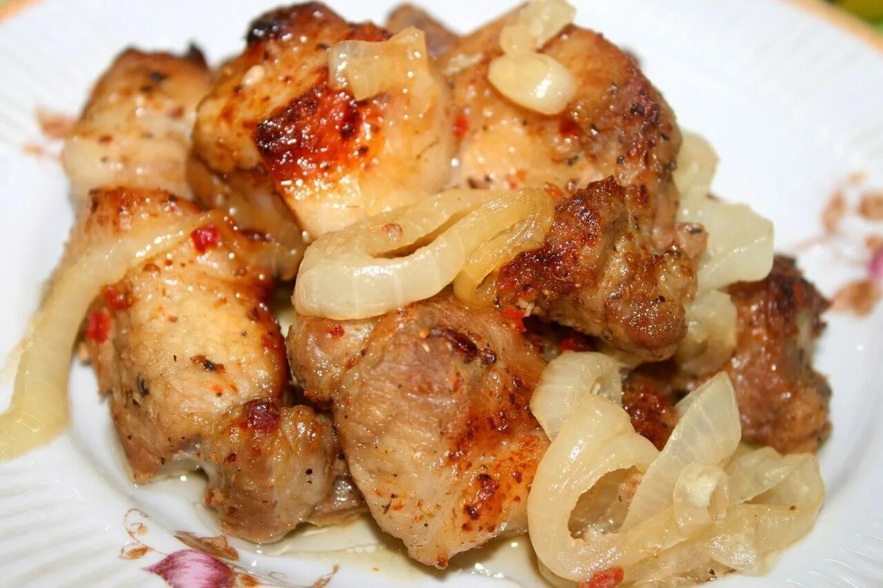 Шашлык с луком на сковороде. Шашлык в духовке. мясо на луковой подушке в духовке. шашлык в духовке из свинины. шашлык в духовке на луковой подушке.