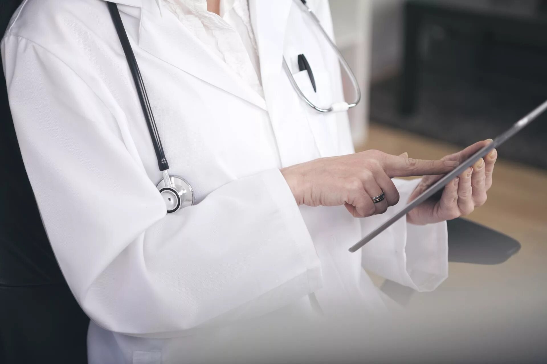 Что за антенки используют врачи. Какими средствами пользуются врачи. Врач используется для. Prescription from a doctor. Неизвестный врач.