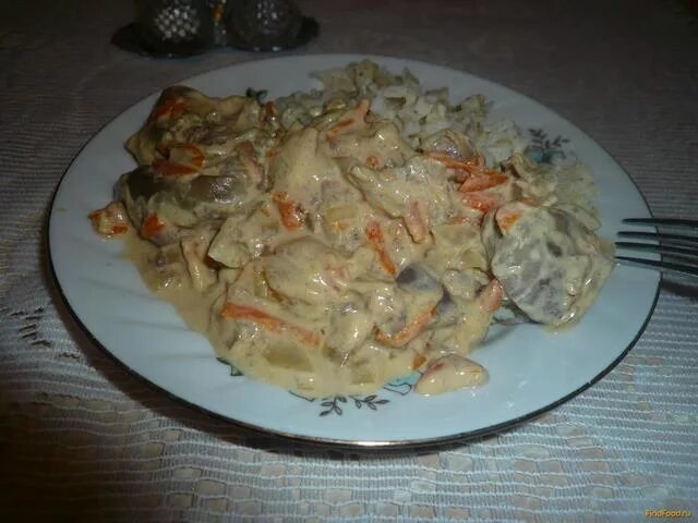 печень с морковью и луком в сметане. печень куриная в сметане с луком на сковороде и морковью. печень куриная тушеная в сметане с луком и морковью. куриная печень в сметанном соусе. печень куриная тушеная в сметане с луком и морковью.