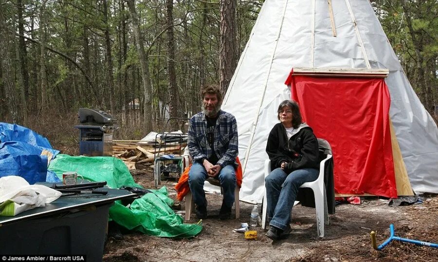 Палаточный лагерь бездомных в США. Палаточные городки бездомных в США. Палаточный городок. Шалаш бомжа