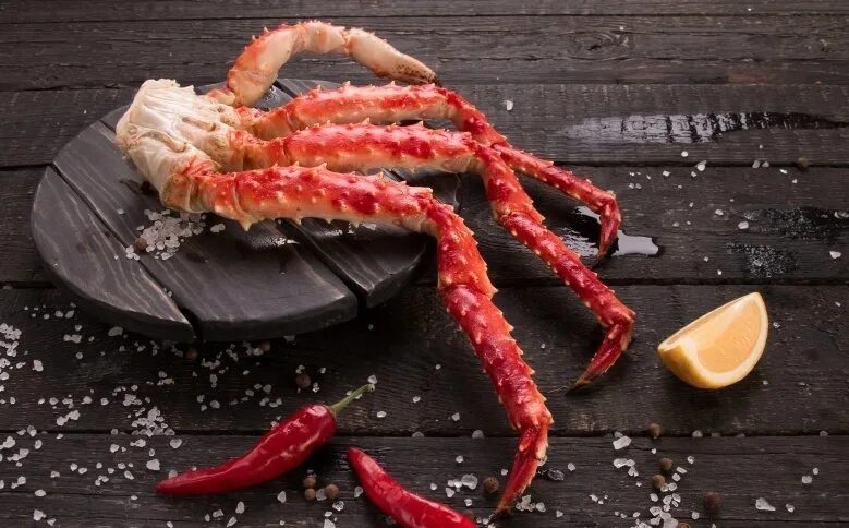 Лапки краба. Клешни камчатского краба. камчатский королевский краб. камчатский краб эстетика. камчатский краб вареный.