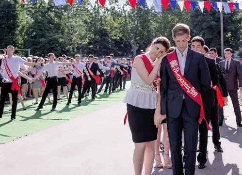 Русский школьный вальс. Школьный вальс. первый школьный вальс. фотография школьный вальс. юбки для вальса на последний звонок.