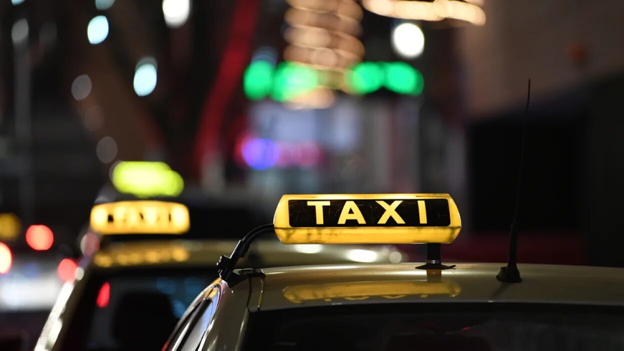 Номер тобольского такси. Такси круглосуточное. Знак такси лондона. Такси картинки. Социальное такси автопарк.