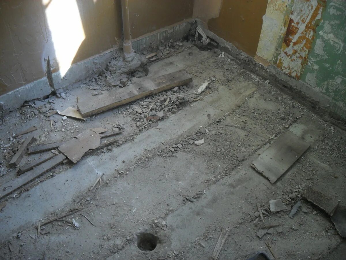 Можно делать стяжку в панельном доме. Стяжка пола в хрущевке. полы в панельном доме. полы в старых панельных домах. плиты перекрытия в хрущевках.