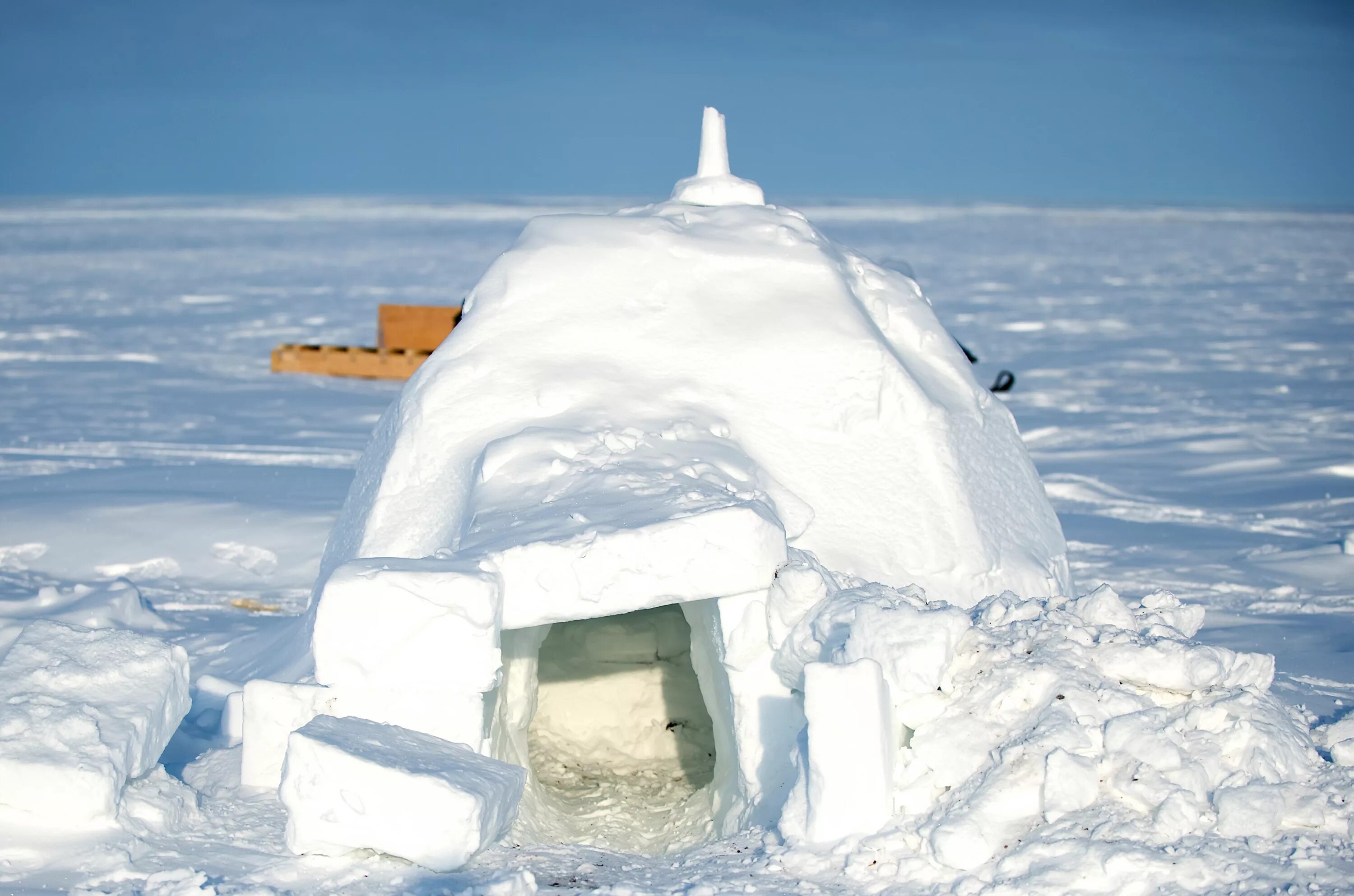Иглу тепло. Иглу - снежный дом эскимосов. Канадские Эскимосы жилище. Иглу зимнее жилище эскимосов. Снежная Хижина эскимоса.