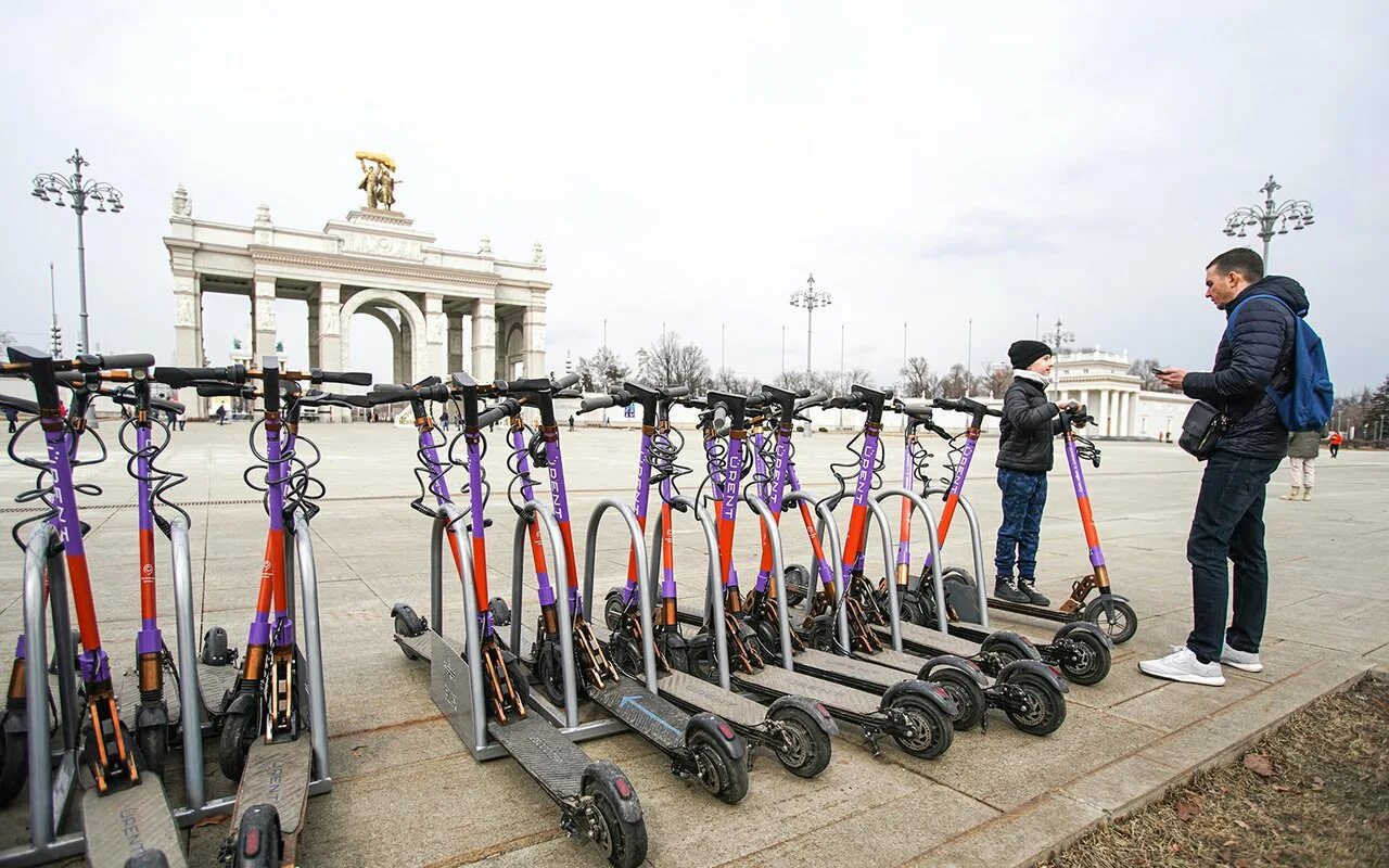 Движение первых поездка на вднх. Велопрокат вднх 2025. электросамокаты вднх. самокаты на вднх. вднх самокаты напрокат.
