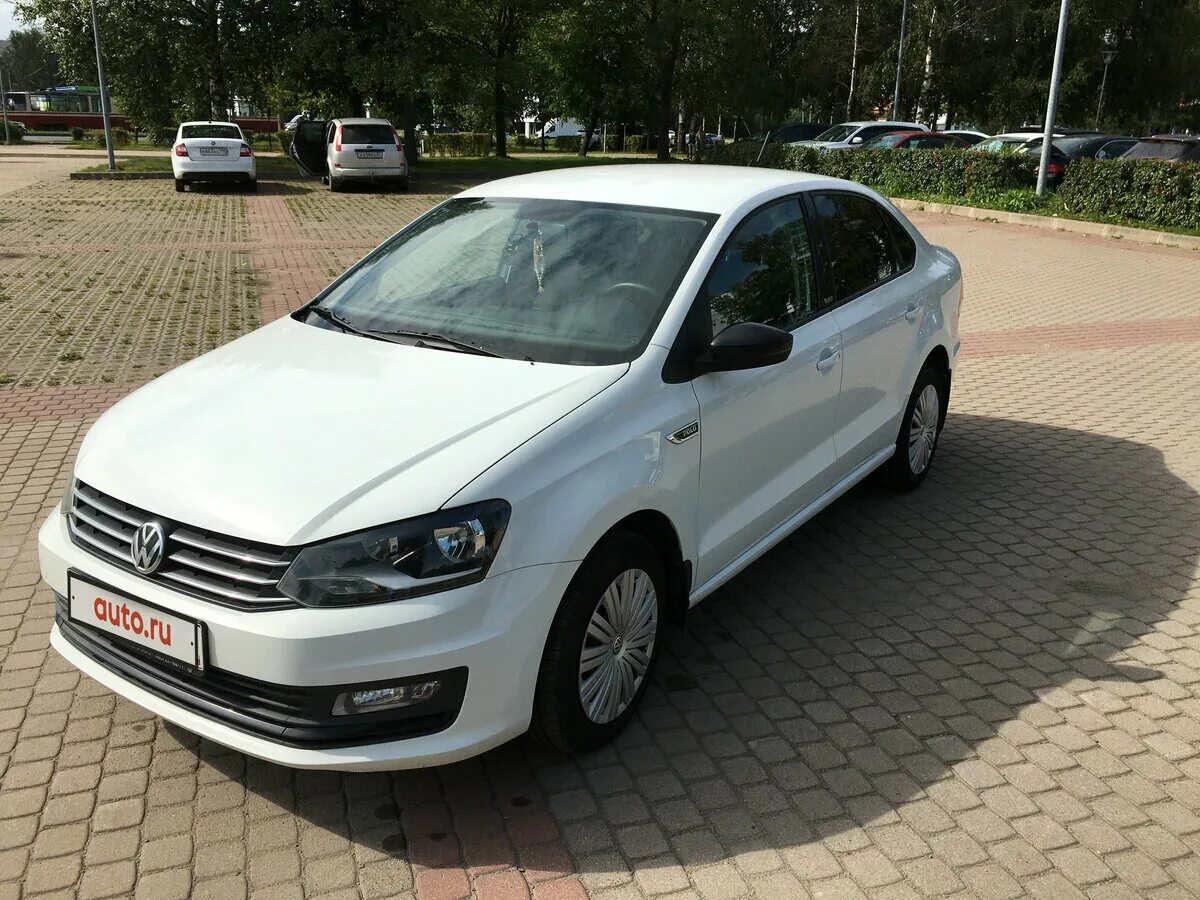 Volkswagen polo 2017 автомат. фольксваген поло седан 2016 салон. Polo volkswagen автопрокат вертикальное фото сочи. Volkswagen polo 2017 белый. синий фольксваген поло 2017.