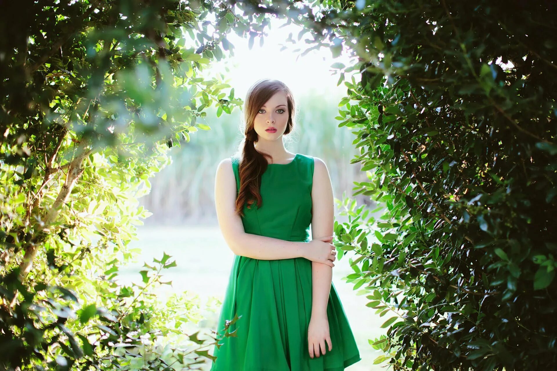 Лесиан. Сельма Эргеч в зеленом. Сельма Эргеч в зеленом платье. Девушка в платье.