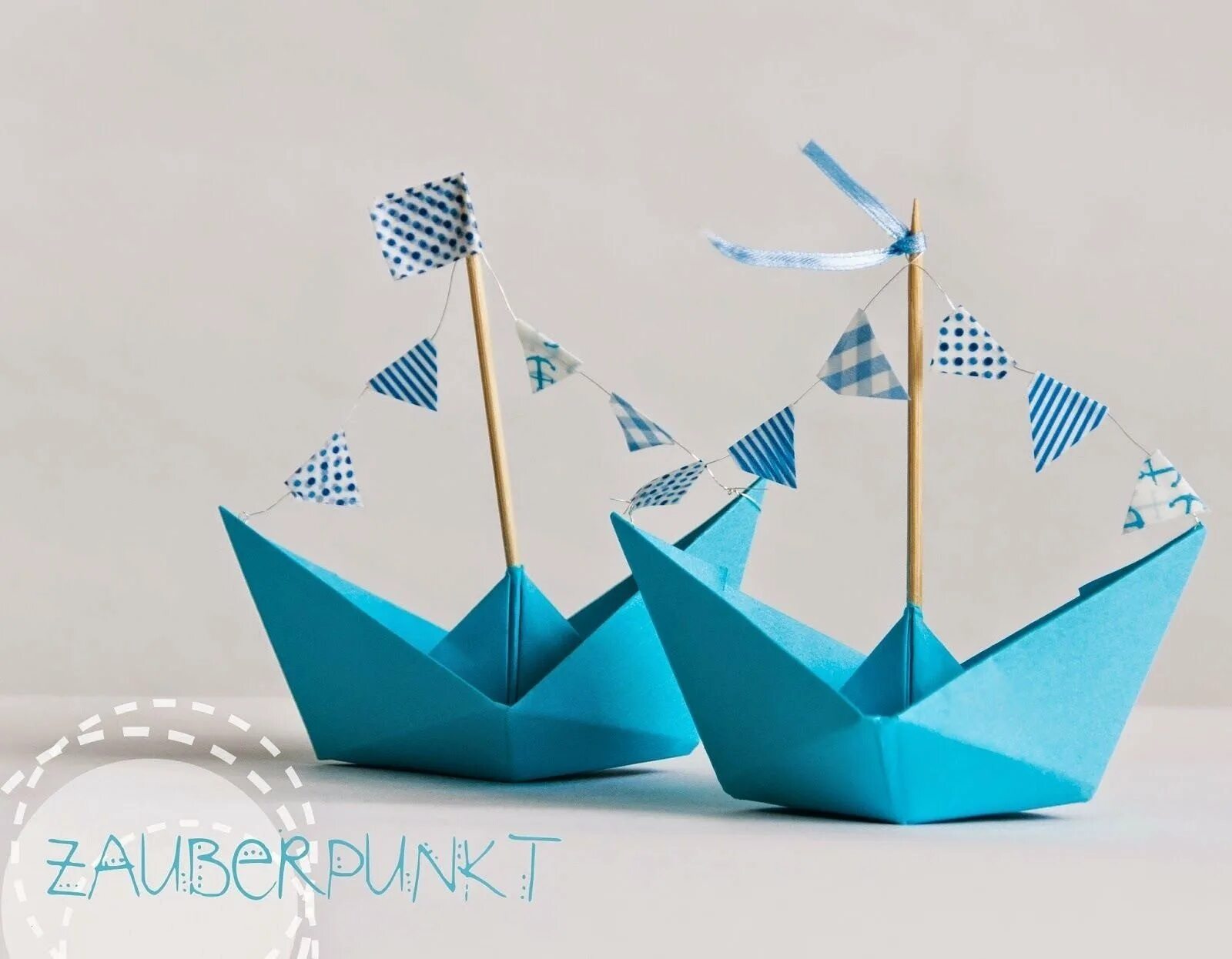 Кораблик из бумаги 3 класс. Джеко оригами кораблик. Поделка кораблик. Бумажный кораблик. Оригами парусник.