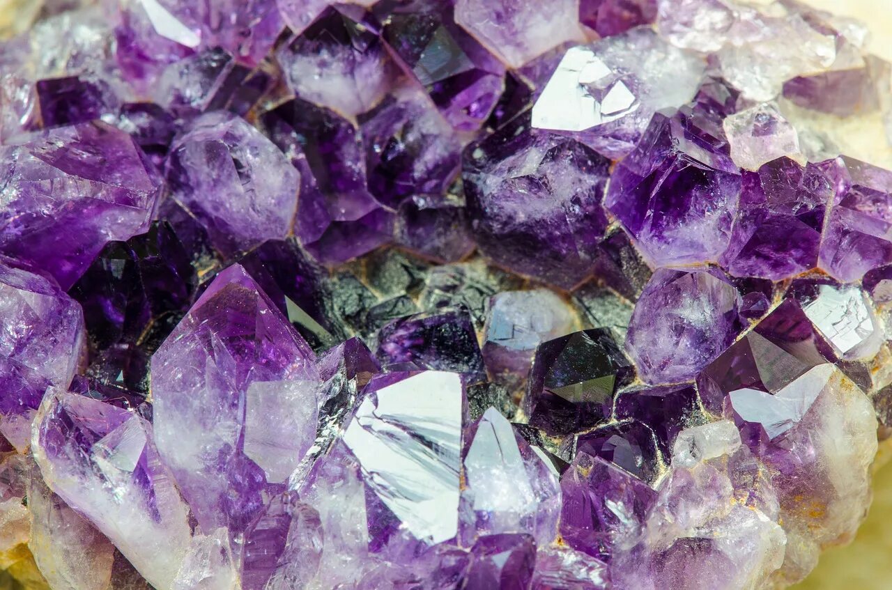 Фиолетовый кварц аметист. Аметист кварц камень. Камень аметист фиолетовый кварц. Минерал аметистовый кварц. Сиреневый аметист