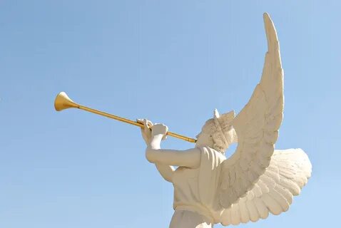 Когда я гляжу на трубящего ангела написанного