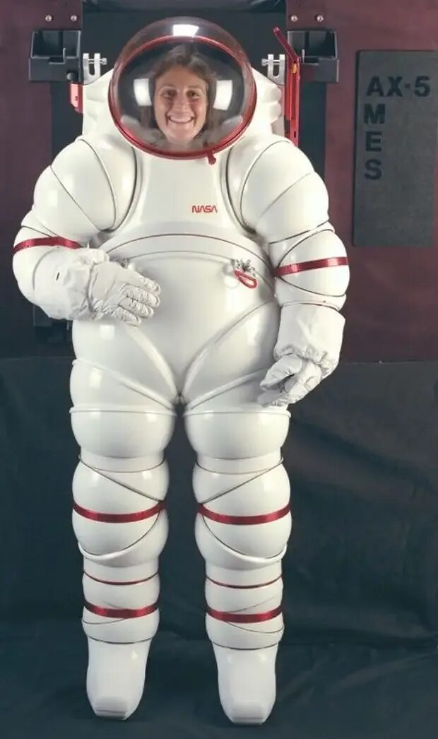 Как называются скафандры. Скафандр Космонавта НАСА. Скафандр SPACEX. Космический костюм. Одежда Космонавта.