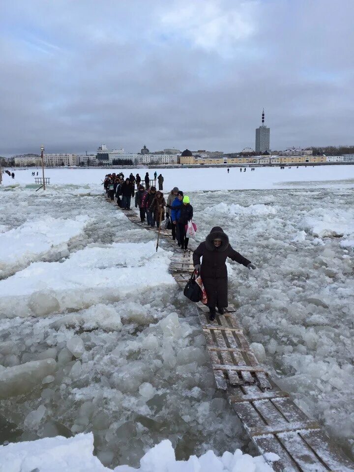 Переправа на Кегостров Архангельск. Переправа в Архангельске по льду на Кегостров. Переправа в Архангельске через Северную Двину. Переправа на Кегостров Архангельск 2023. Человек шел через реку