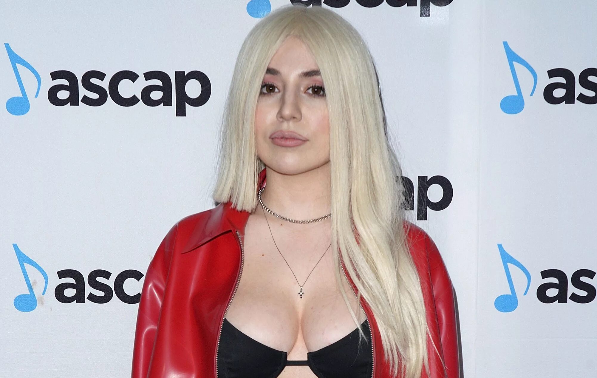 Ava max done. Эйва макс грудь. amanda koci. amanda ava koci. ava max певица в нижнем белье.