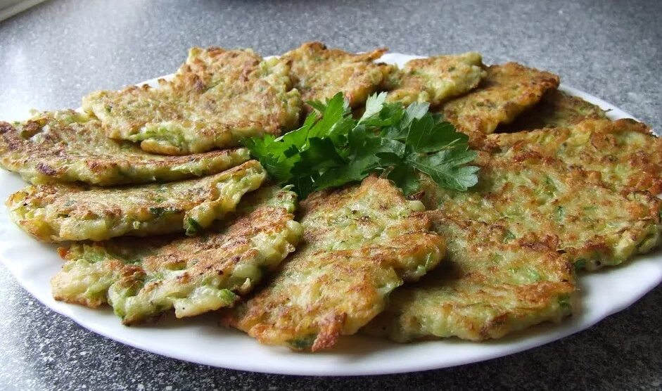Рецепт оладьев из кабачков и картофеля. Кабачковые оладьи &quot;а-ля пирожки&quot;. картофельно кабачковые оладьи. кабачковые драники. кабачковые оладьи с картошкой.