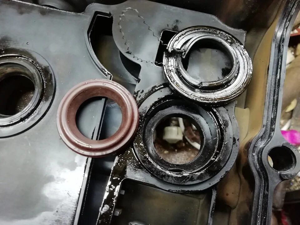 Прокладки масляных каналов nissan murano z50 vq35de. Ниссан мурано прокладка z50. Vq35de murano. Масляные подтеки возле заливной крышки ниссан теана 31. Ниссан мурано прокладка z50.