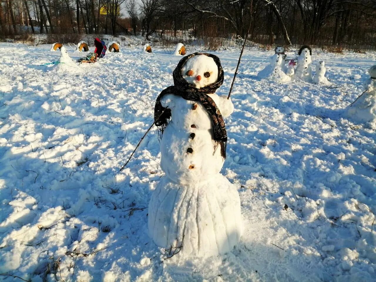 Растаявший снеговик. Конкурс снеговиков. Снеговик из снега на конкурс. Весенний Снеговик.
