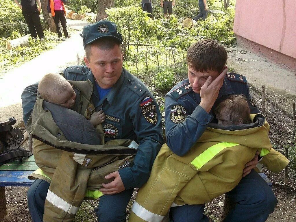 Пожарный спасает ребенка. Героические поступки людей. Пожарные спасают людей.