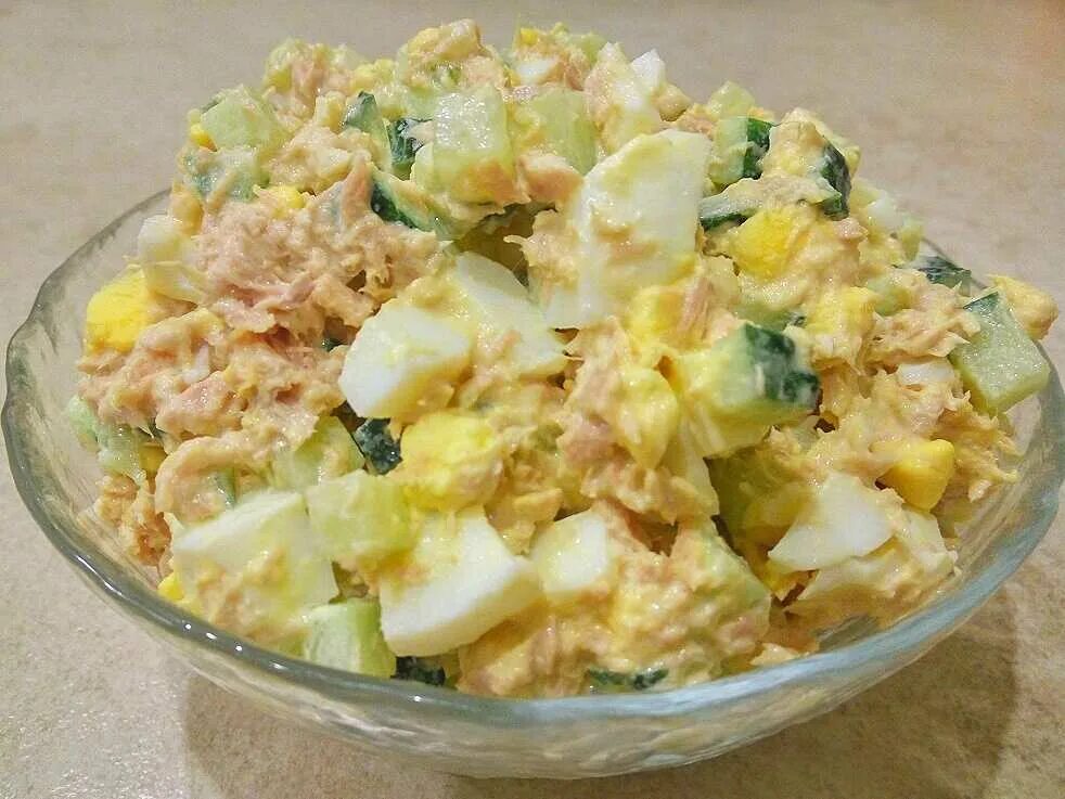 Рецепт вкусного салата с яйцом. Салат с тунцом консервированным и яйцом. салат с тунцом и яйцом и огурцом. салат с тунцом консервированным и яйцом и огурцом. салат из тунца с яйцом.