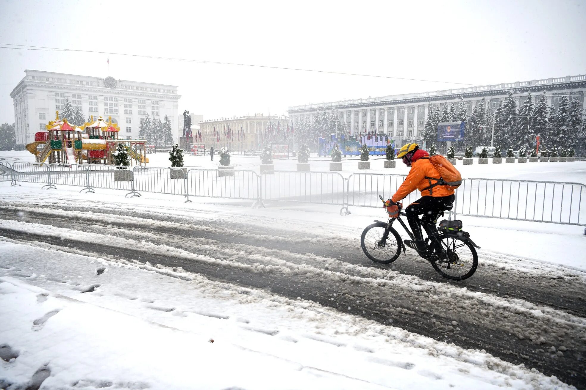 Ездить южный. Велосипедист в городе. Едет на велосипеде. Велосипедист турист. Ездить южный.