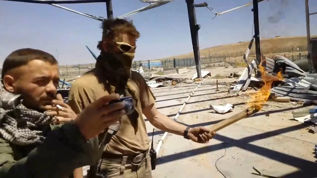 Спецназовца отрезавшего ухо пойманному террористу. ЧВК Вагнера Сирия с сирийцем. ЧВК Вагнера в Сирии джамбо Кувалда.