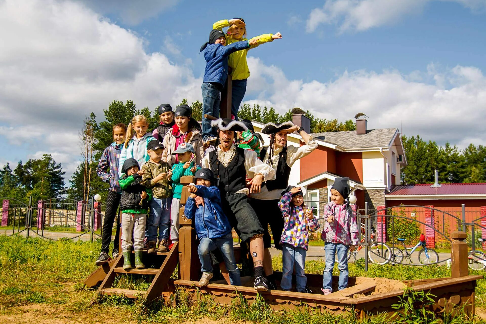 Helloween костюм пират. костюм бандита для мальчика на новый год. костюм разбойника для мальчика. костюм соловья разбойника для мальчика. детская разбойники.